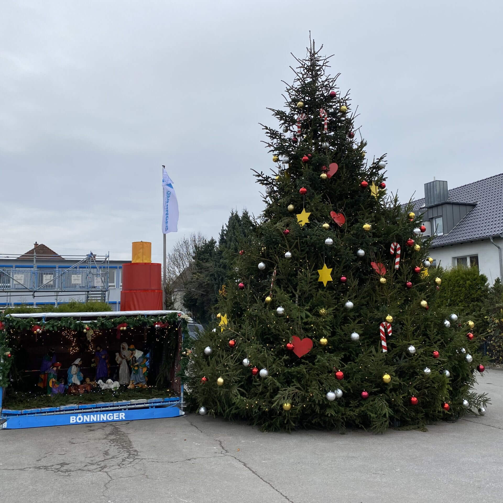 Gerüstbau Bönninger Referenzprojekt Wihnachtsbaum inkl. Krippe aus Gerüstmaterial