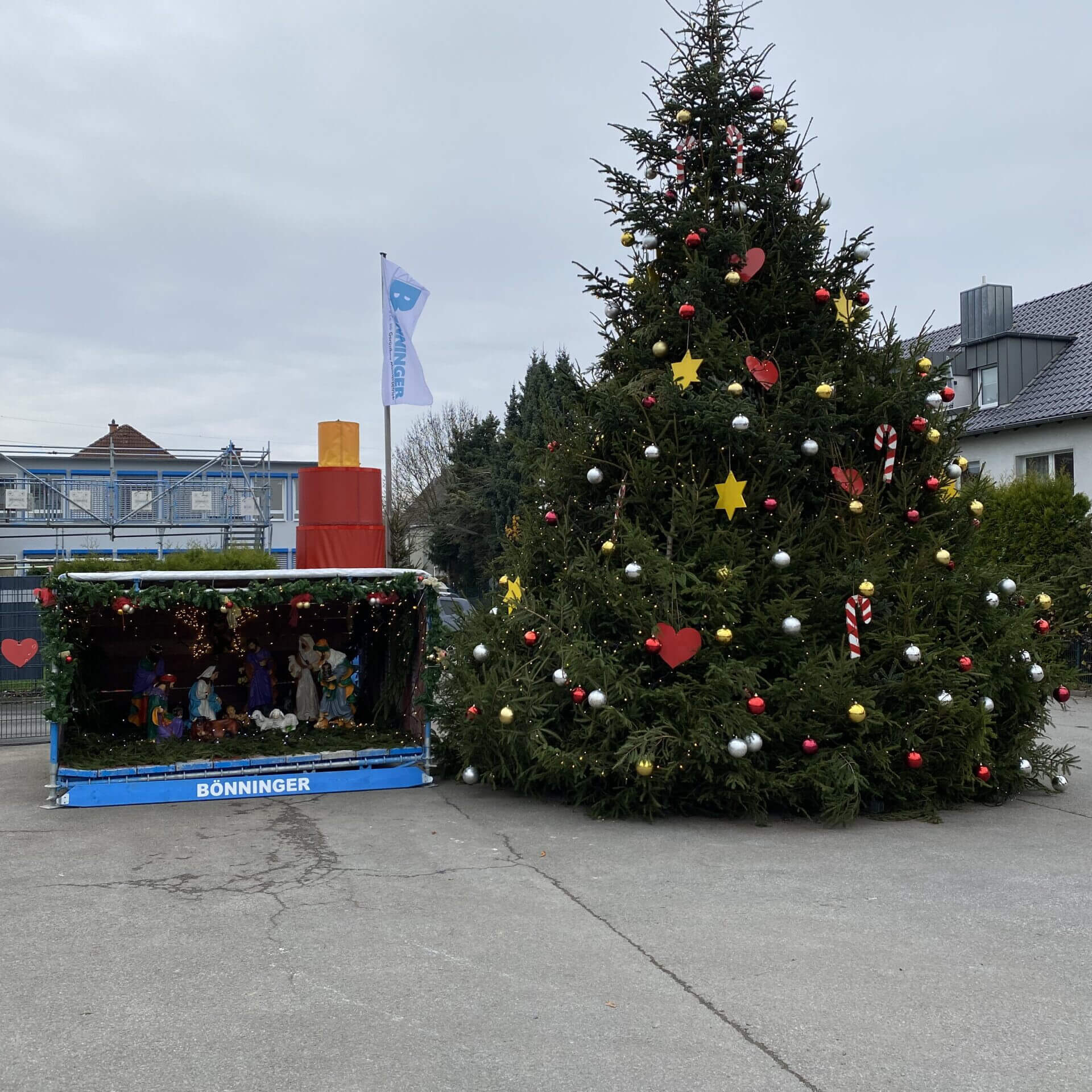 Gerüstbau Bönninger Referenzprojekt Wihnachtsbaum inkl. Krippe aus Gerüstmaterial