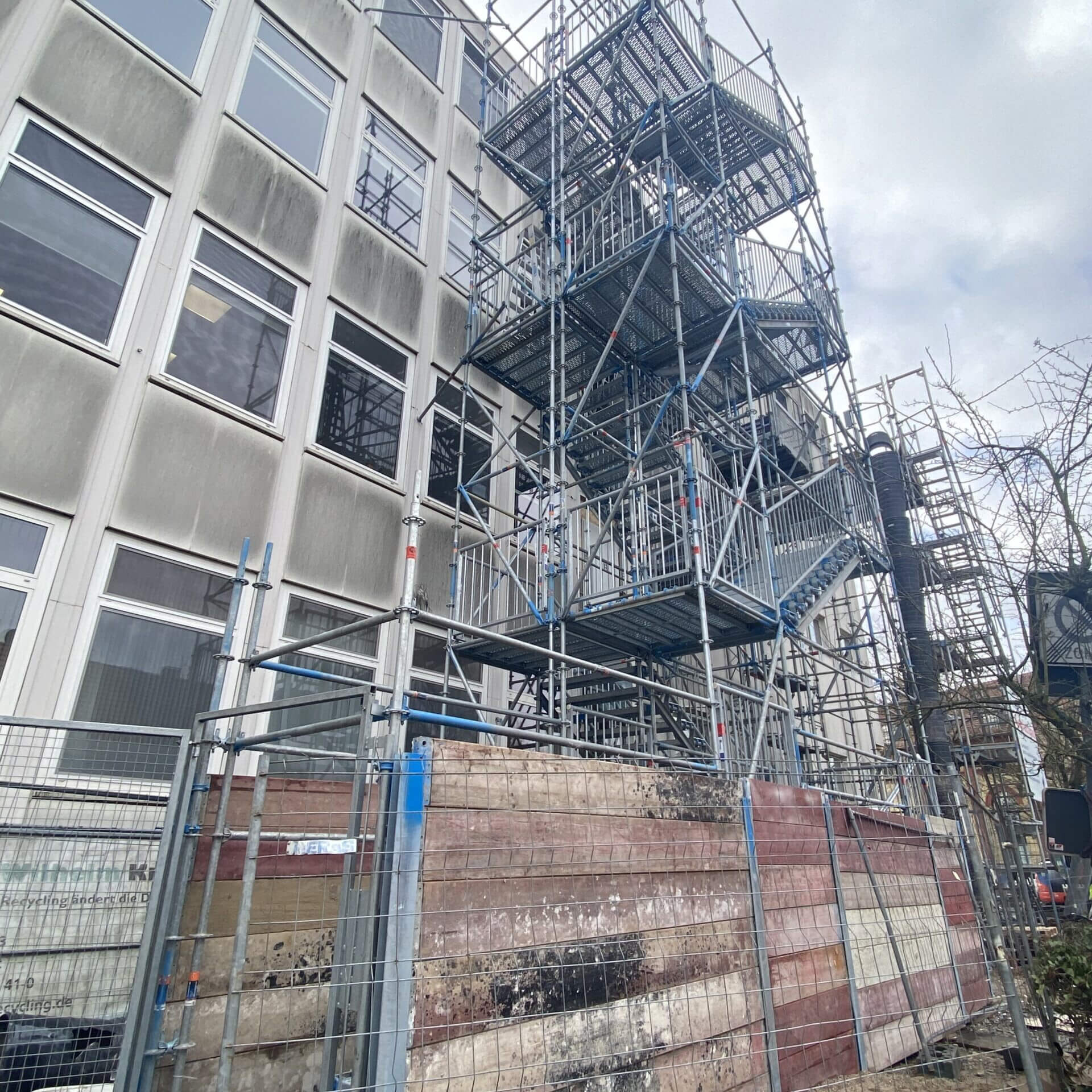 Gerüstbau Bönninger Referenzprojekt Fluchttreppe als Rettungsweg