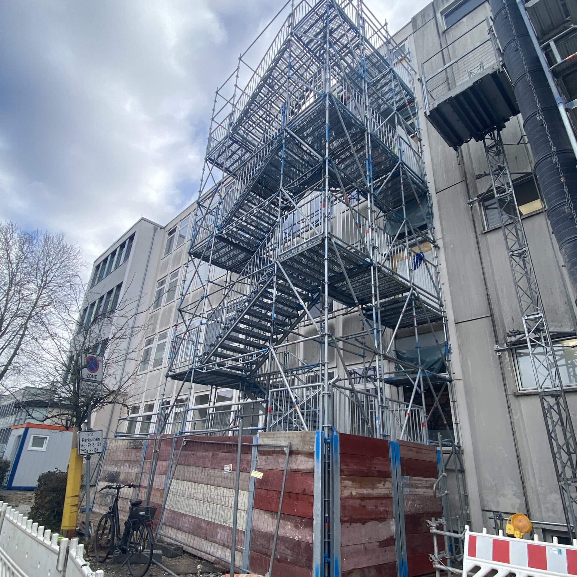 Gerüstbau Bönninger Referenzprojekt Fluchttreppe als Rettungsweg