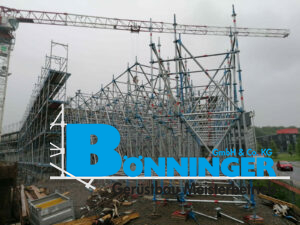 Gerüstbau Bönninger Referenzprojekt Traggerüst inkl. Fassadengerüst für Fassadenarbeiten