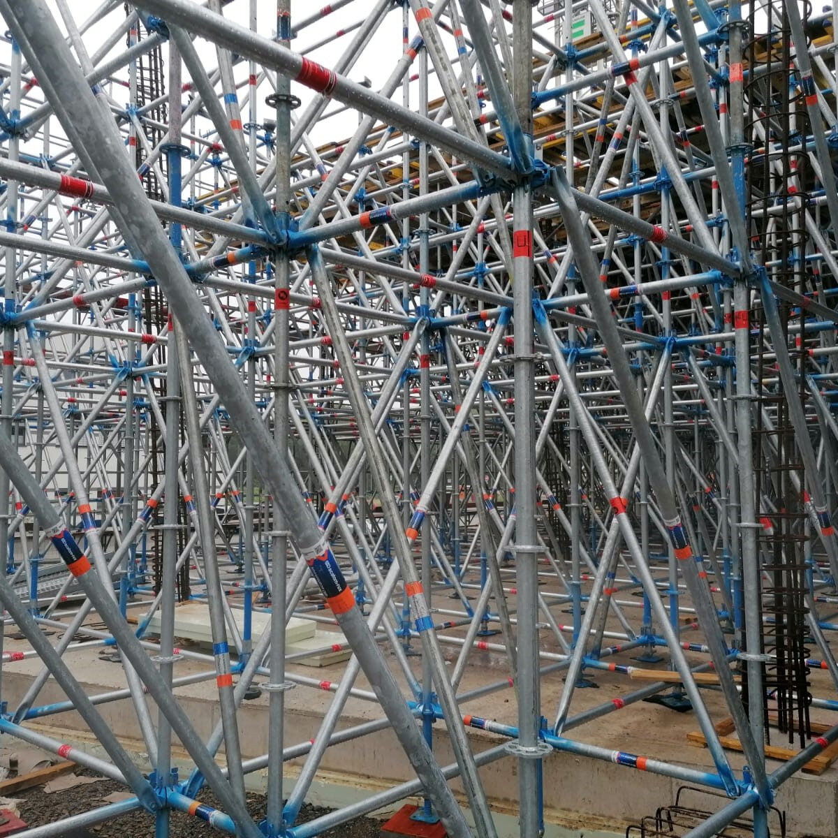 Gerüstbau Bönninger Referenzprojekt Traggerüst inkl. Fassadengerüst für Fassadenarbeiten