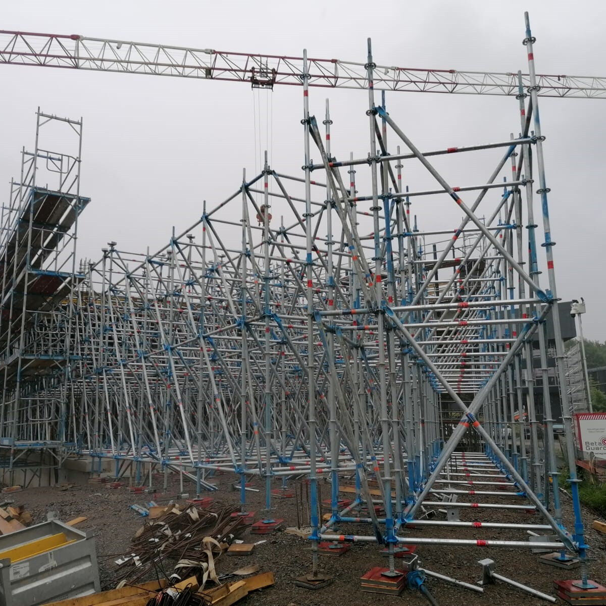 Gerüstbau Bönninger Referenzprojekt Traggerüst inkl. Fassadengerüst für Fassadenarbeiten