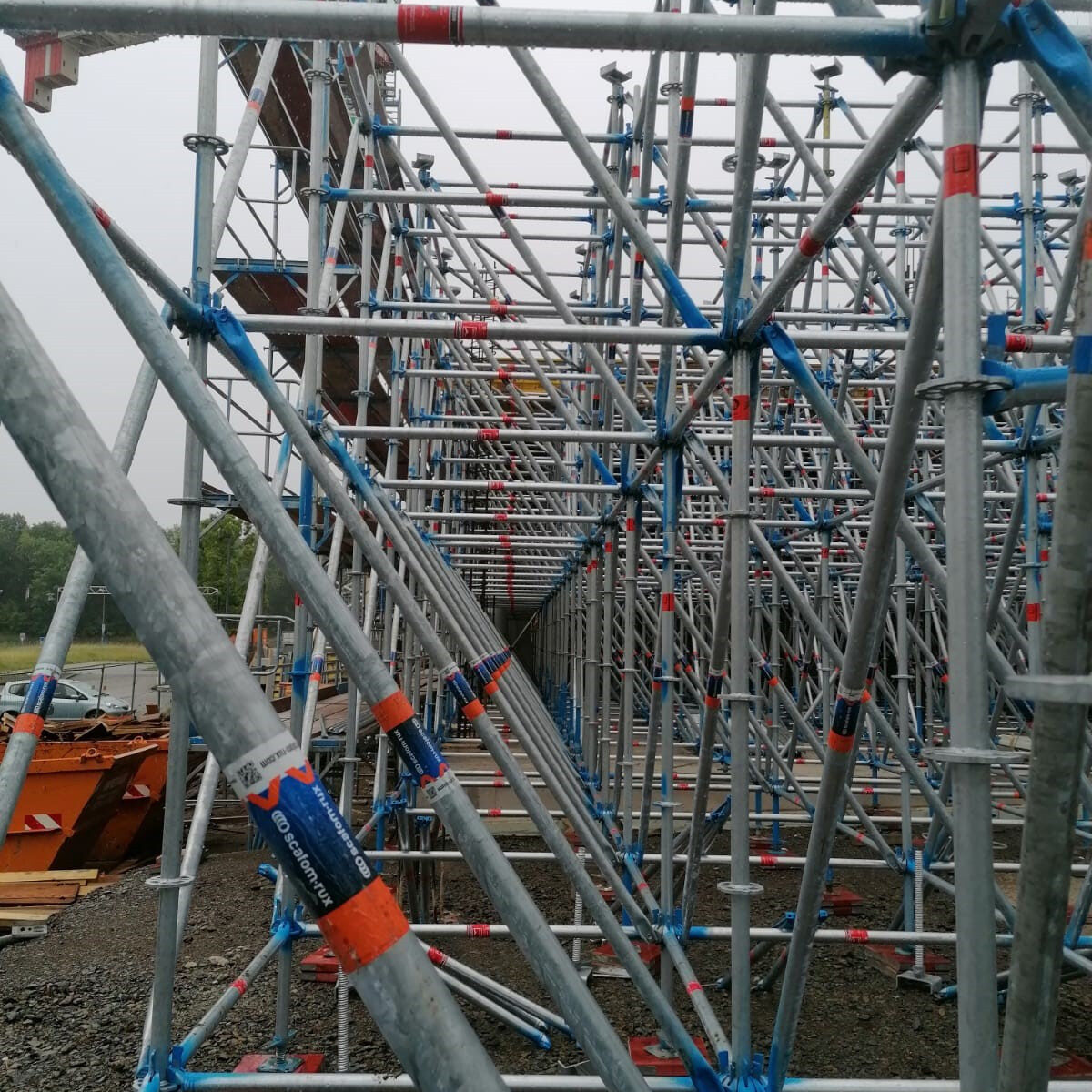 Gerüstbau Bönninger Referenzprojekt Traggerüst inkl. Fassadengerüst für Fassadenarbeiten