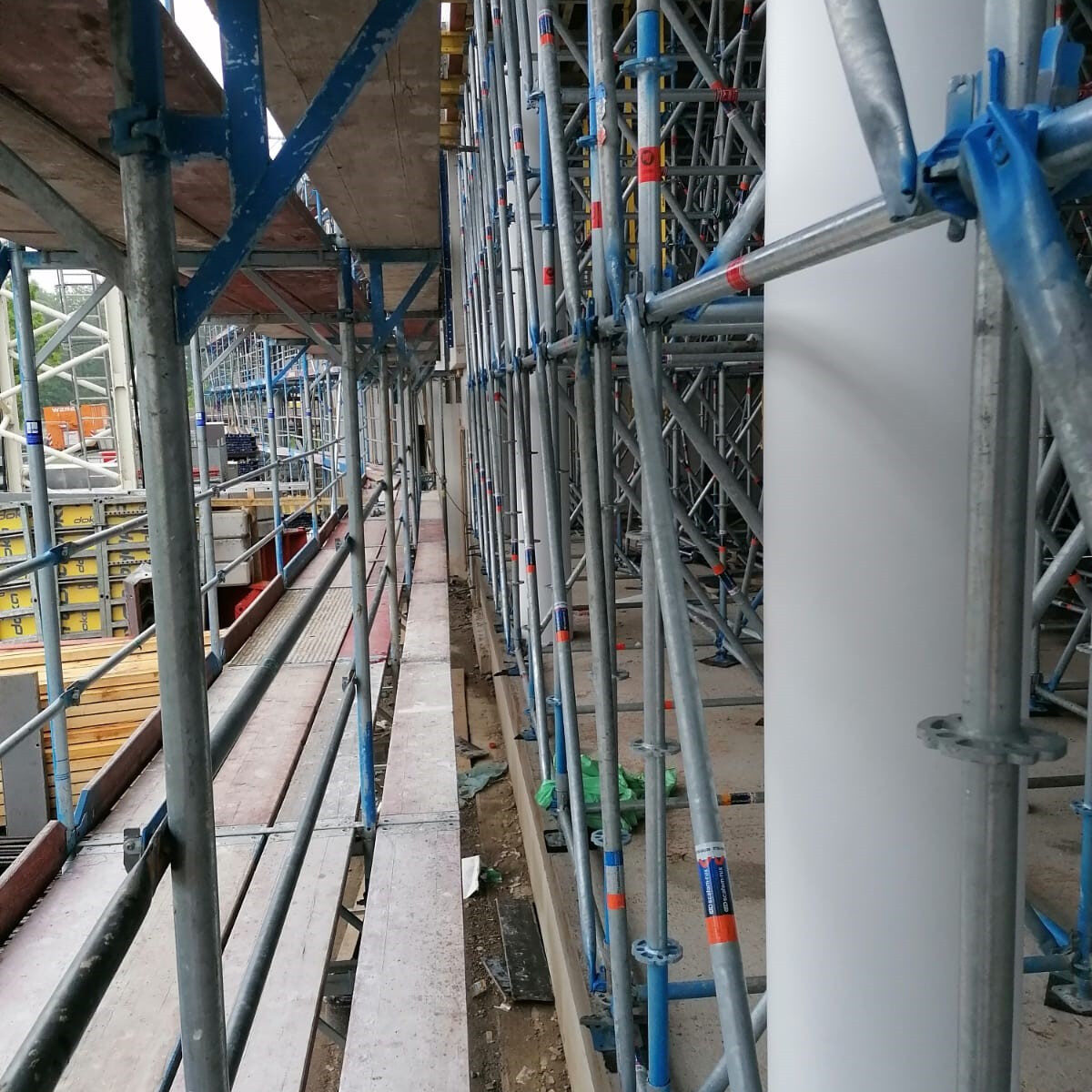 Gerüstbau Bönninger Referenzprojekt Traggerüst inkl. Fassadengerüst für Fassadenarbeiten