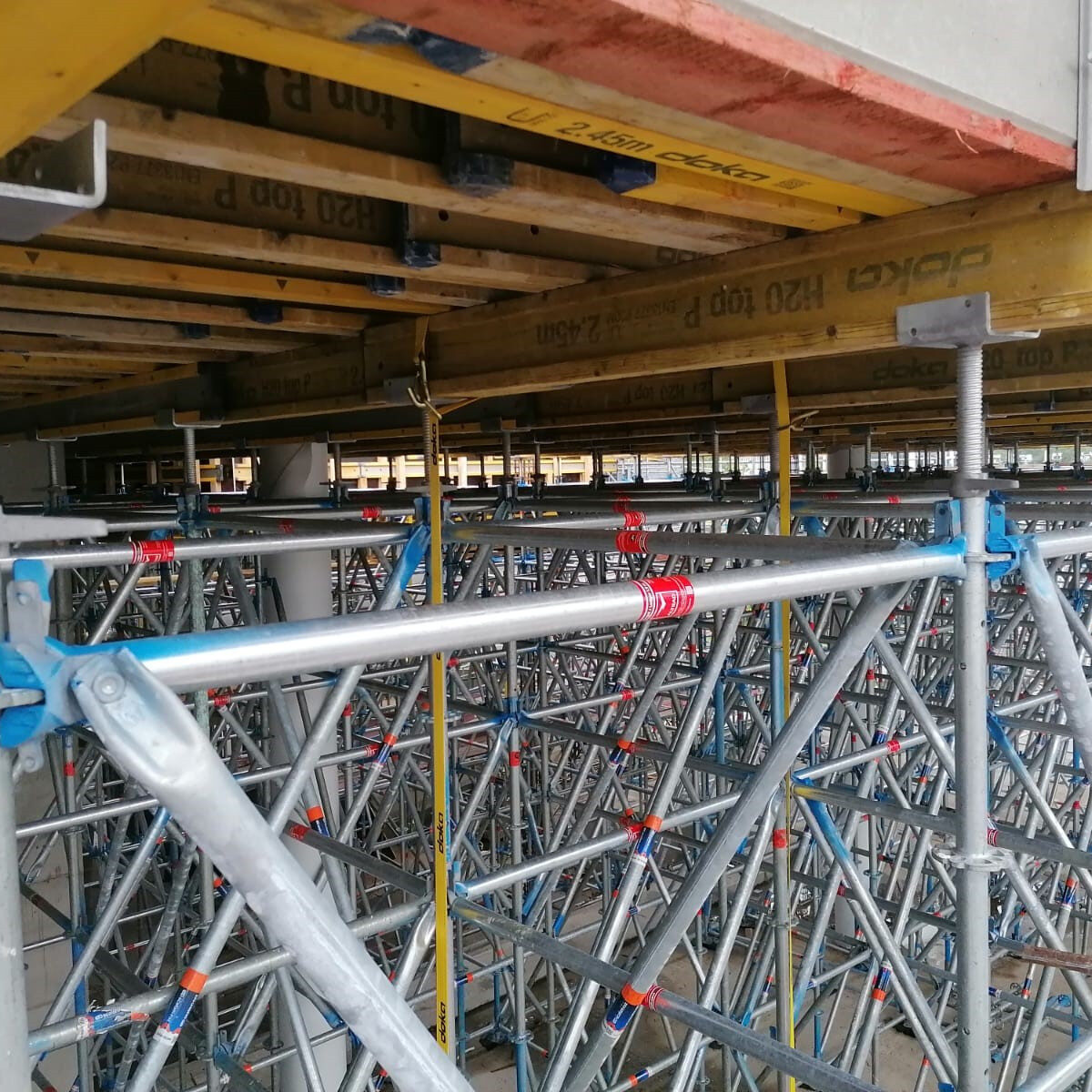 Gerüstbau Bönninger Referenzprojekt Traggerüst inkl. Fassadengerüst für Fassadenarbeiten