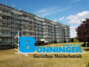 Gerüstbau Bönninger Referenzprojekt Gerüst für Fassaden und Dacharbeiten an einem Mehrfamilienhaus