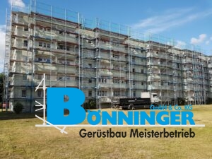 Gerüstbau Bönninger Referenzprojekt Gerüst für Fassaden und Dacharbeiten an einem Mehrfamilienhaus