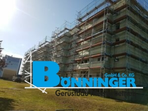Gerüstbau Bönninger Referenzprojekt Gerüst für Fassaden und Dacharbeiten an einem Mehrfamilienhaus