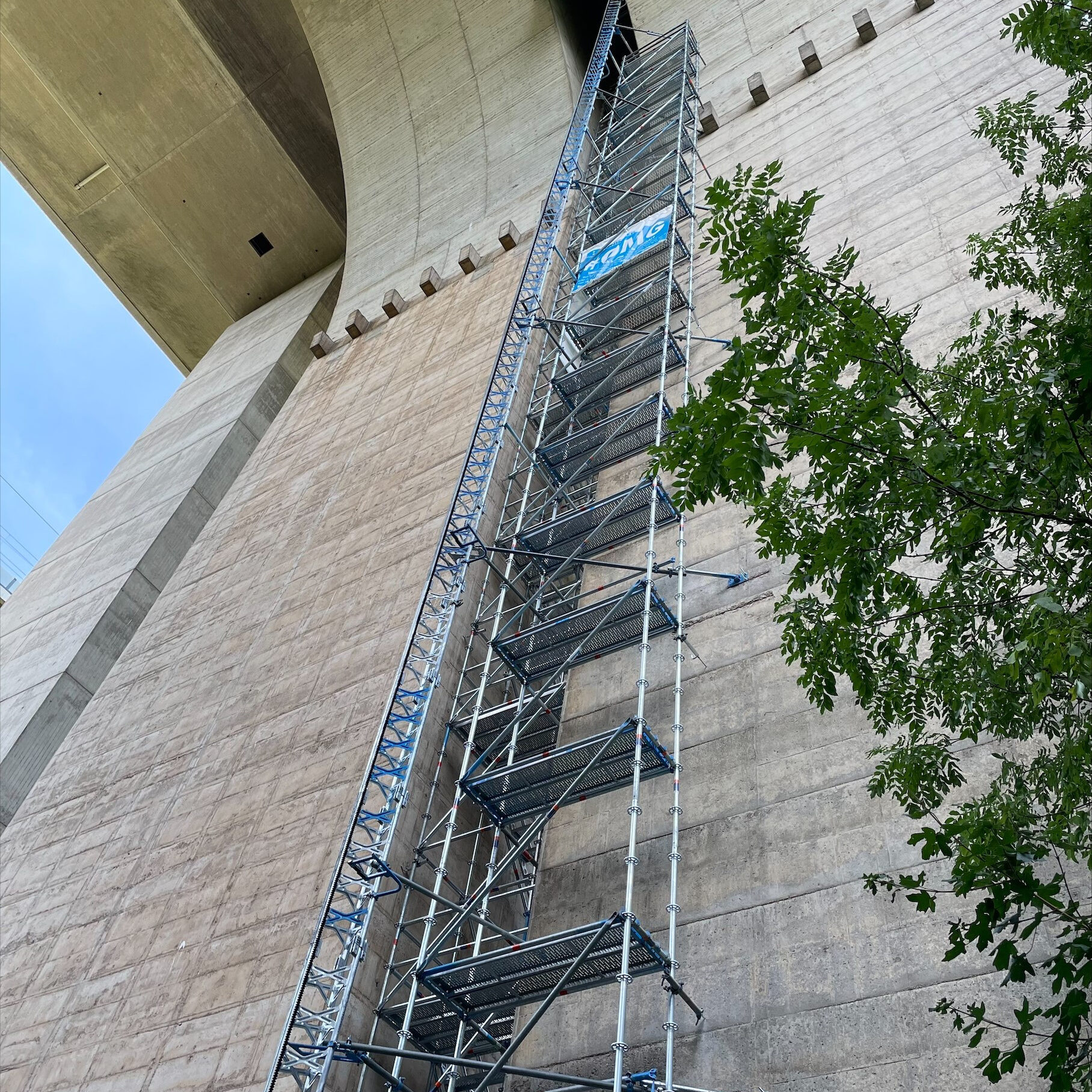 Gerüstbau Bönninger Referenzprojekt Modulbautreppe inkl. Montagebock
