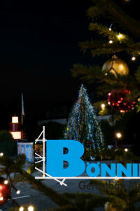 Gerüstbau Bönninger Weihnachtsbaum inkl. Krippe aus Gerüstmaterial sowie Kerze aus Kabeltrommeln