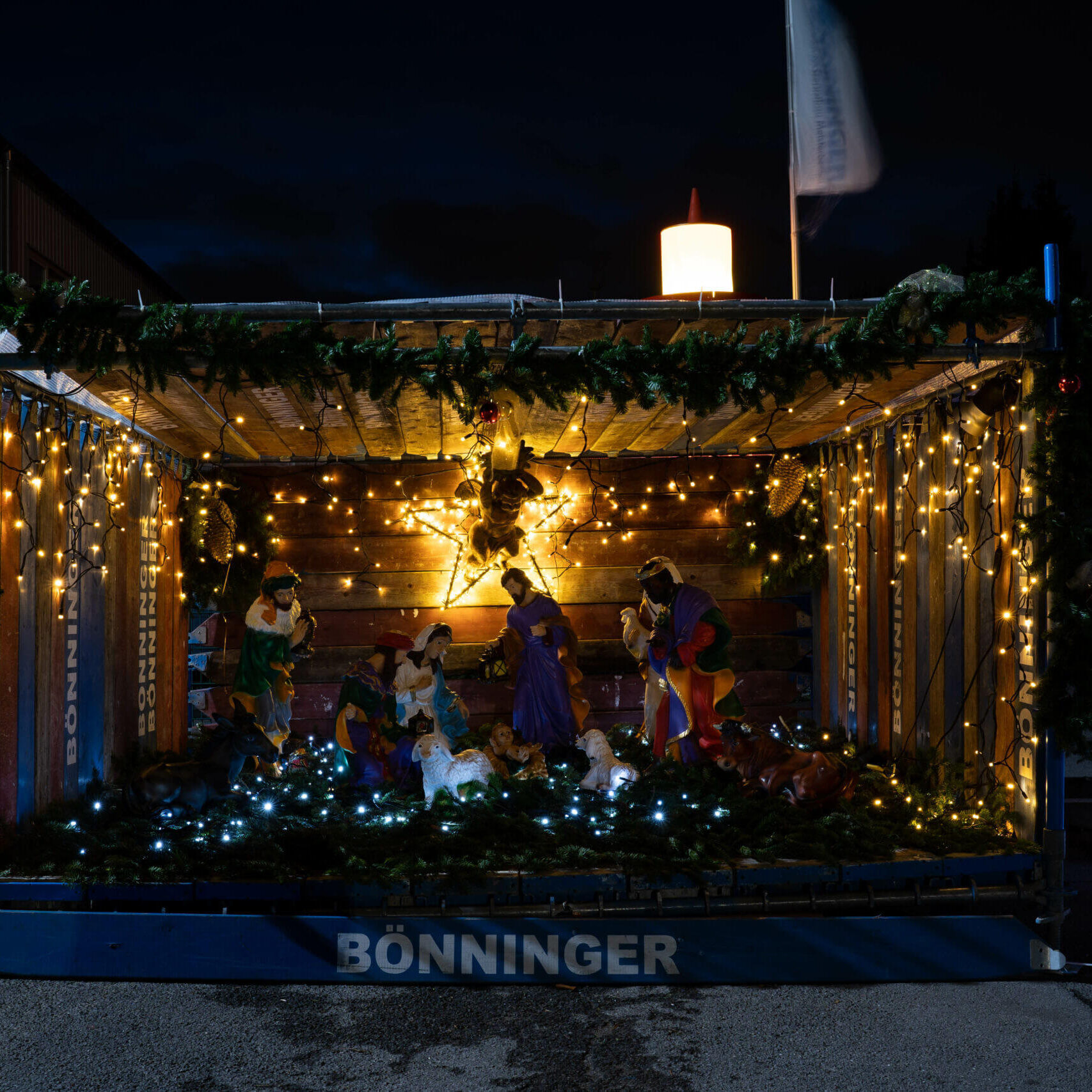 Gerüstbau Bönninger Weihnachtsbaum inkl. Krippe aus Gerüstmaterial sowie Kerze aus Kabeltrommeln