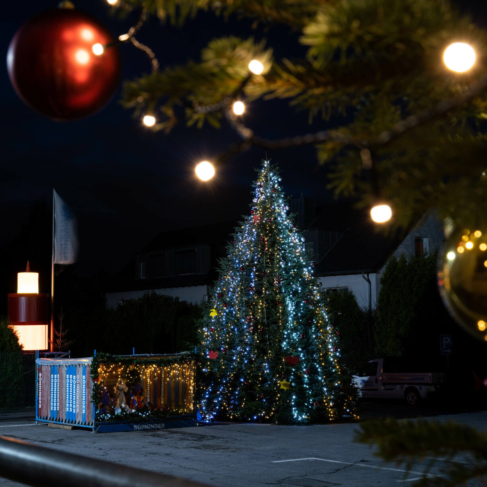 Gerüstbau Bönninger Weihnachtsbaum inkl. Krippe aus Gerüstmaterial sowie Kerze aus Kabeltrommeln