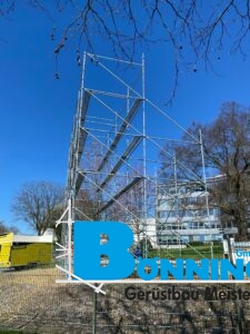 Gerüstbau Bönninger Referenzprojekt Sonderkonstruktion Werbegerüst