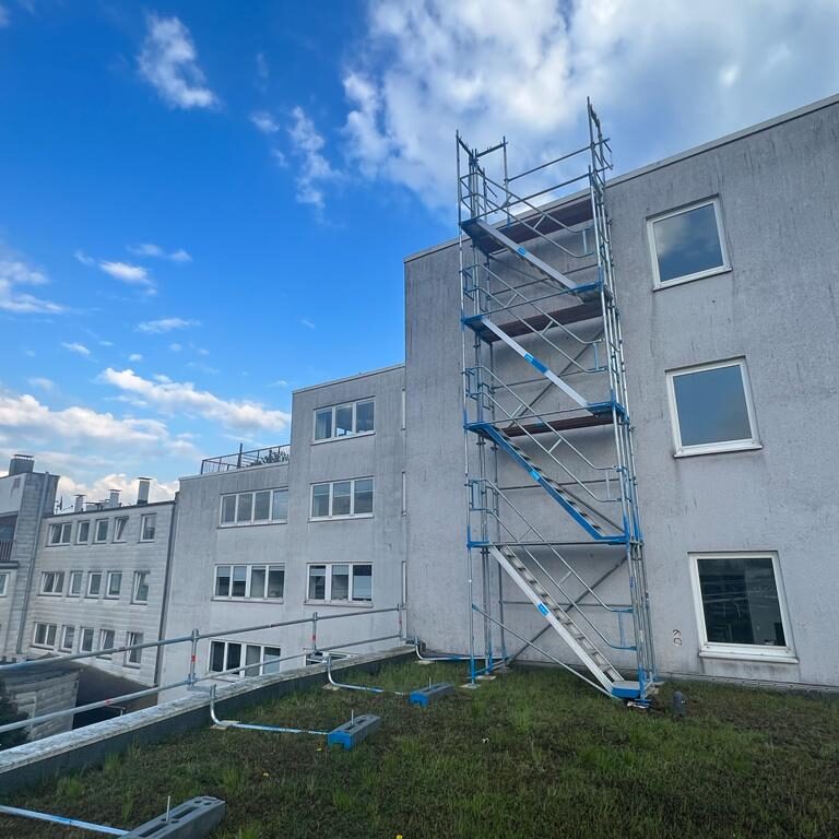 Gerüstbau Bönninger Leistungen Treppenanlagen inkl. Flachdachabsturzsicherung (Dortmund, NRW, Deutschland)